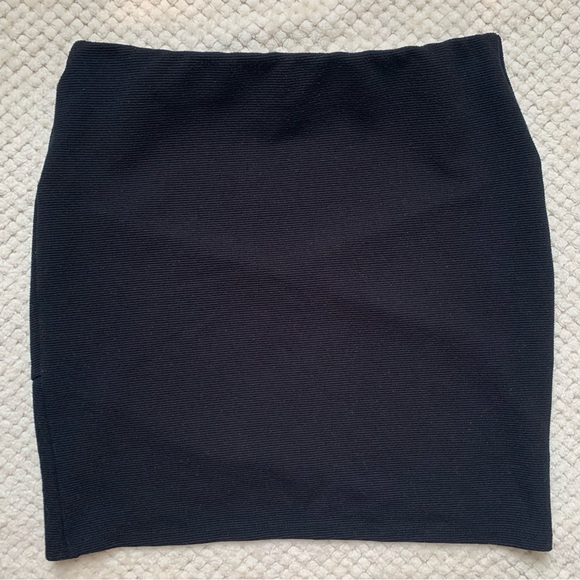 Forever 21 Black Mini Skirt - Picture 2 of 4